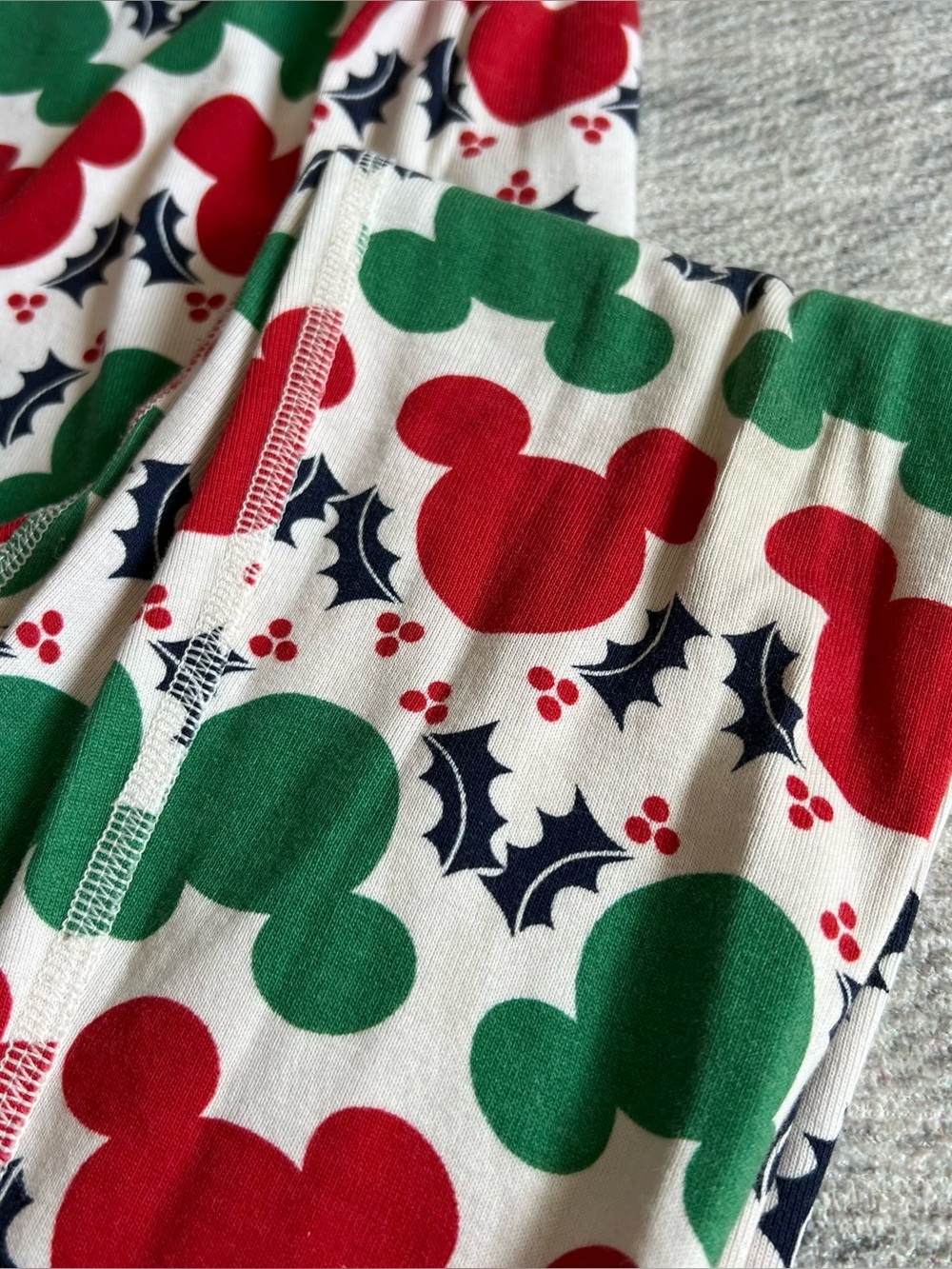 Hanna Andersson x Disney Red & Green Holiday Mickey Print Pajama Set Size 6/7 - Picture 4 of 7